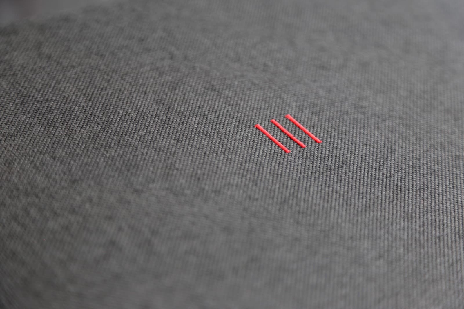 heatme Designdetail – gestickte Heatbars auf Loden-Stoff