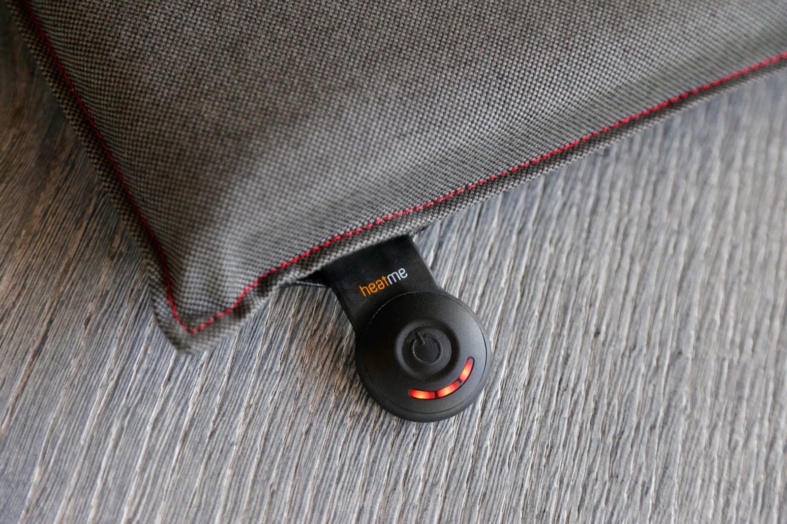 heatme Smart Bedienelement — LED-Anzeige und rote Kontrastnaht